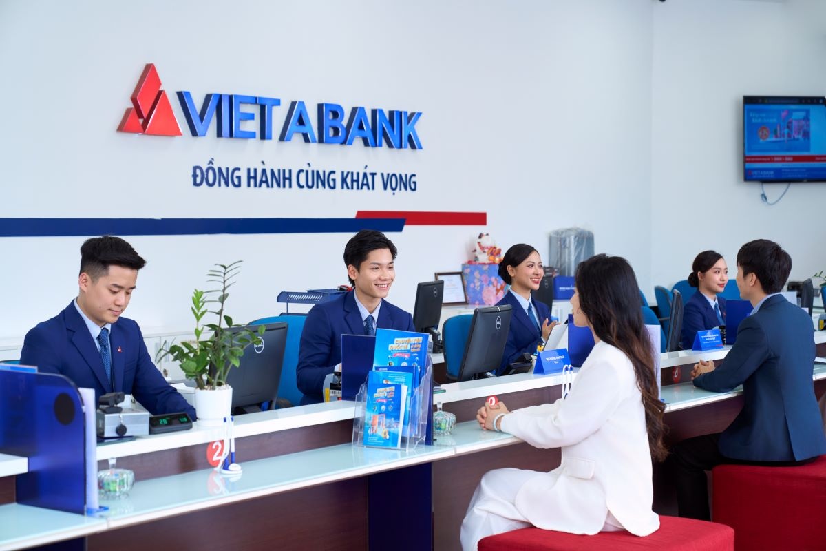 Khách hàng giao dịch tại VietABank Khách hàng giao dịch tại VietABank