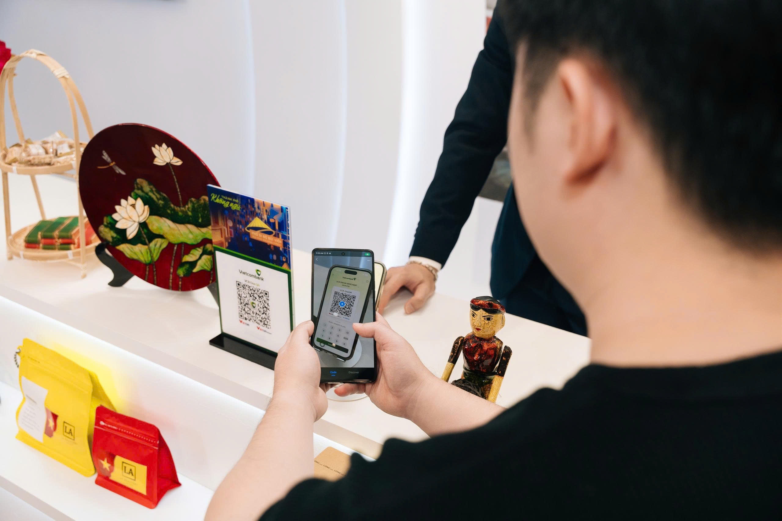 undefined Khách hàng của Vietcombank có thể thanh toán bằng mã QR tại hơn 50 quốc gia và vùng lãnh thổ