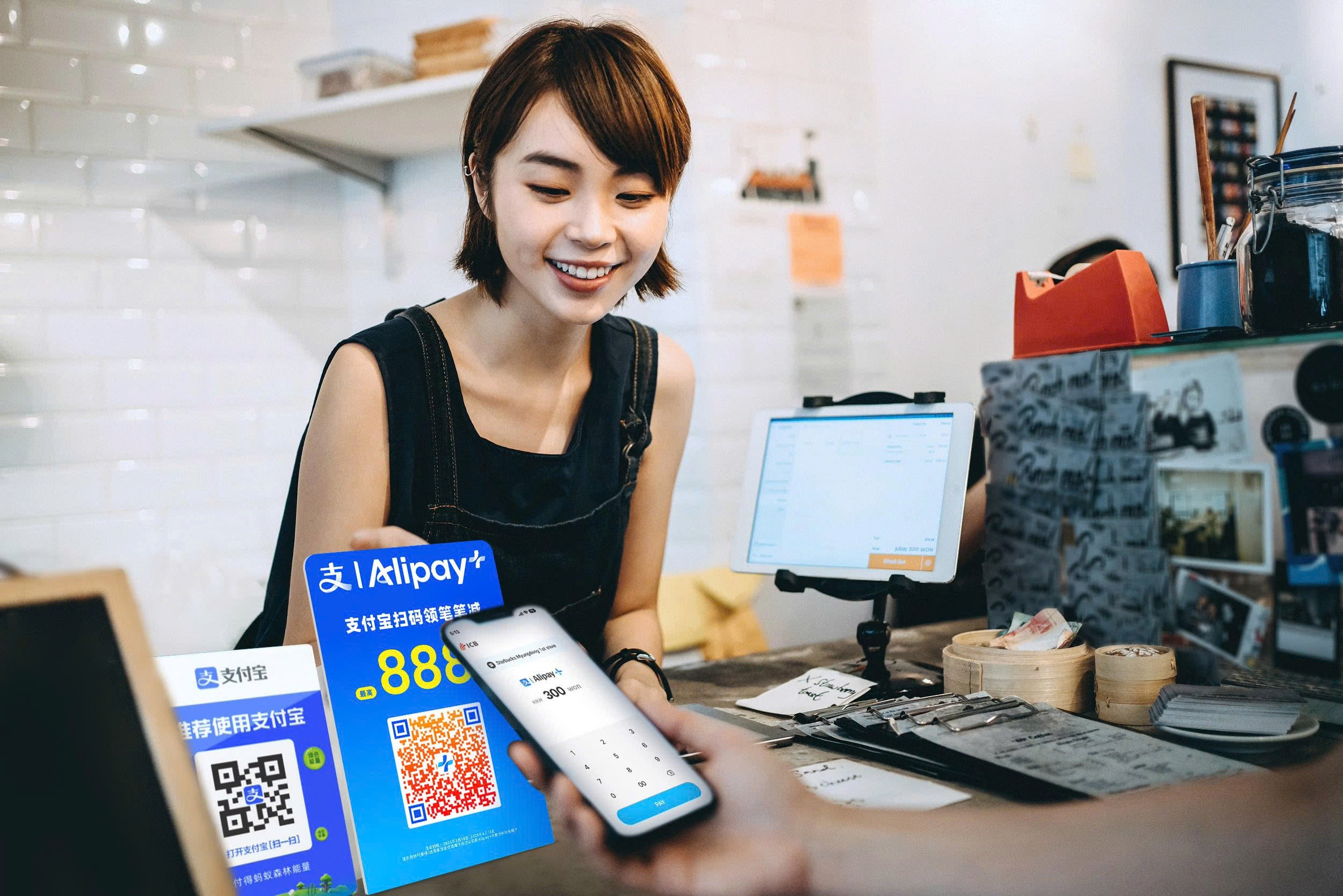 undefined Khách hàng của Vietcombank có thể thanh toán bằng mã QR tại hơn 50 quốc gia và vùng lãnh thổ