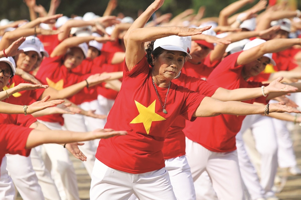 Người cao tuổi luyện tập thể dục thể thao