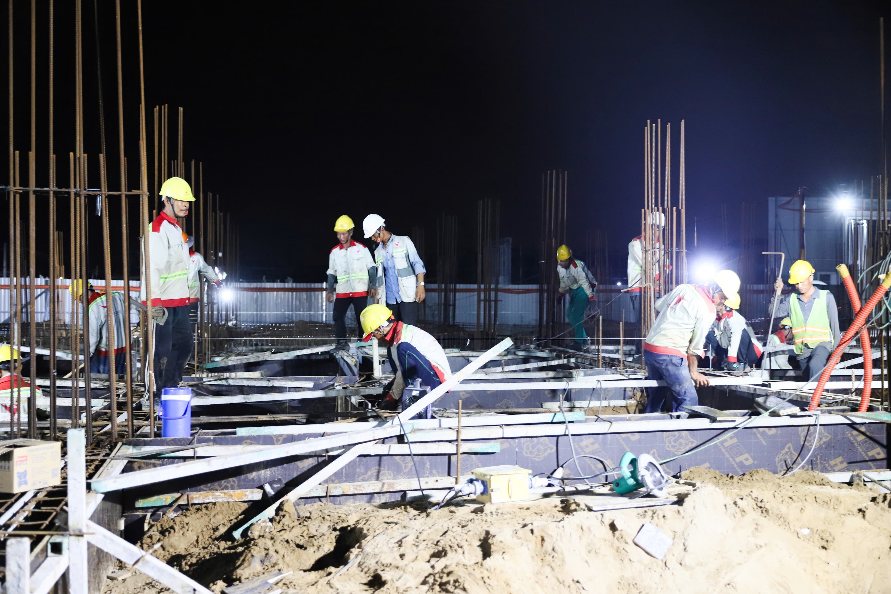 Nhiều dự án trọng điểm được đẩy nhanh tiến độ thi coong Nhiều dự án trọng điểm được đẩy nhanh tiến độ thi coong