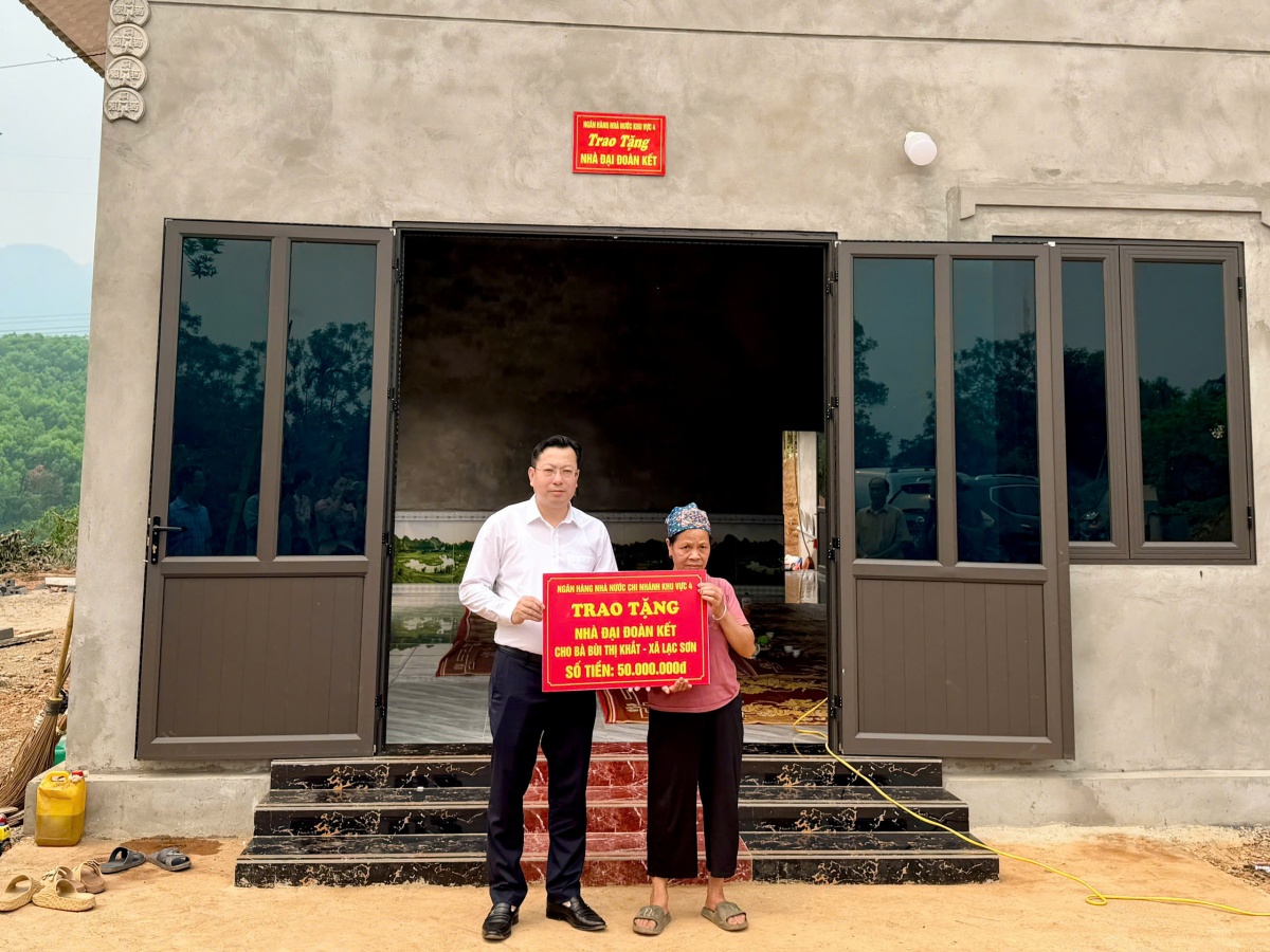 Đồng chí Lê Cao Cường - Phó giám đốc NHNN Khu vực 4 trao tặng quà cho hộ gia đình bà Bùi Thị Khắt Đồng chí Lê Cao Cường - Phó giám đốc NHNN Khu vực 4 trao tặng quà cho hộ gia đình bà Bùi Thị Khắt