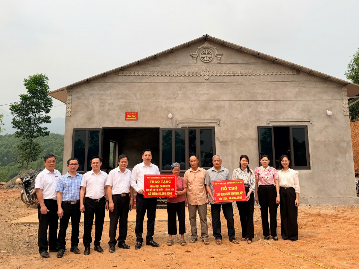 Đại diện NHNN Khu vực 4 và xã Lạc Sơn trao tặng quà hỗ trợ cho gia đình khó khăn Đại diện NHNN Khu vực 4 và xã Lạc Sơn trao tặng quà hỗ trợ cho gia đình khó khăn