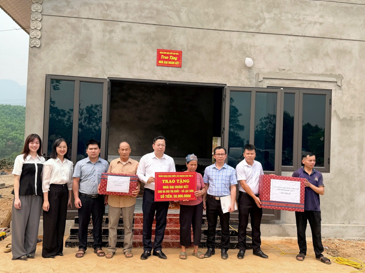 Đại diện NHNN Khu vực 4 tặng quà cho gia đình khó khăn Đại diện NHNN Khu vực 4 tặng quà cho gia đình khó khăn