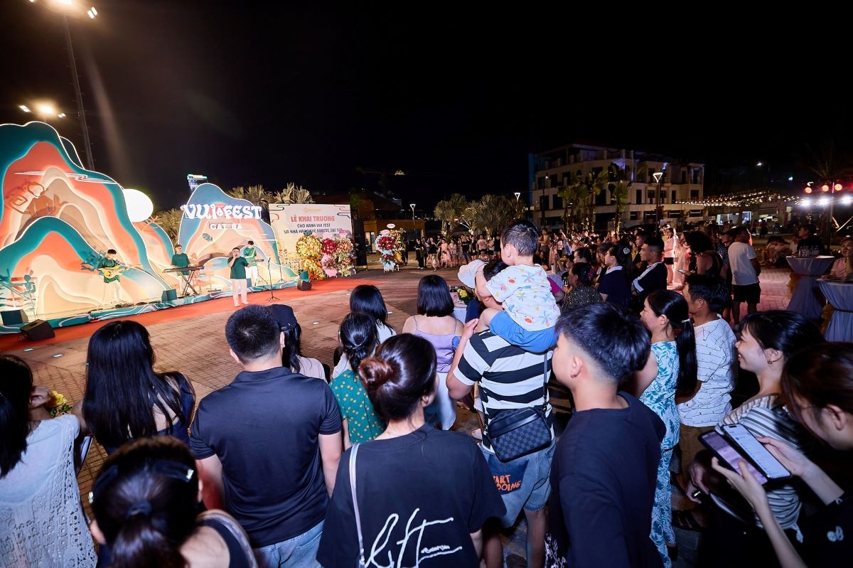 Chợ đêm VUI-Fest – “tọa độ” không thể bỏ lỡ khi đến với Cát Bà. Ảnh: Ánh Dương. Chợ đêm VUI-Fest – “tọa độ” không thể bỏ lỡ khi đến với Cát Bà. Ảnh: Ánh Dương.