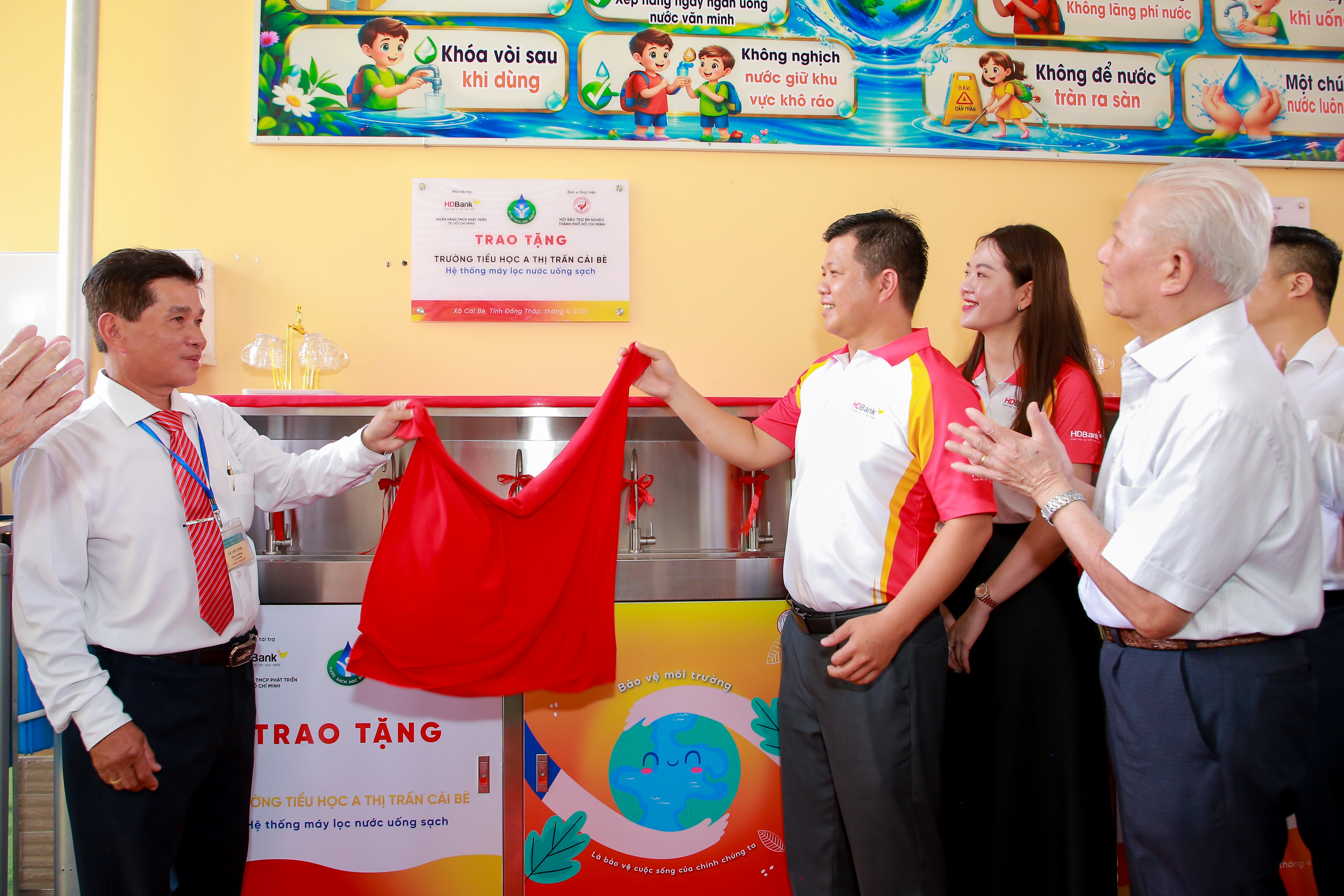 Một trong 8 hệ thống máy lọc nước uống sạch được HDBank trao tặng cho các trường học tại xã Cái Bè.