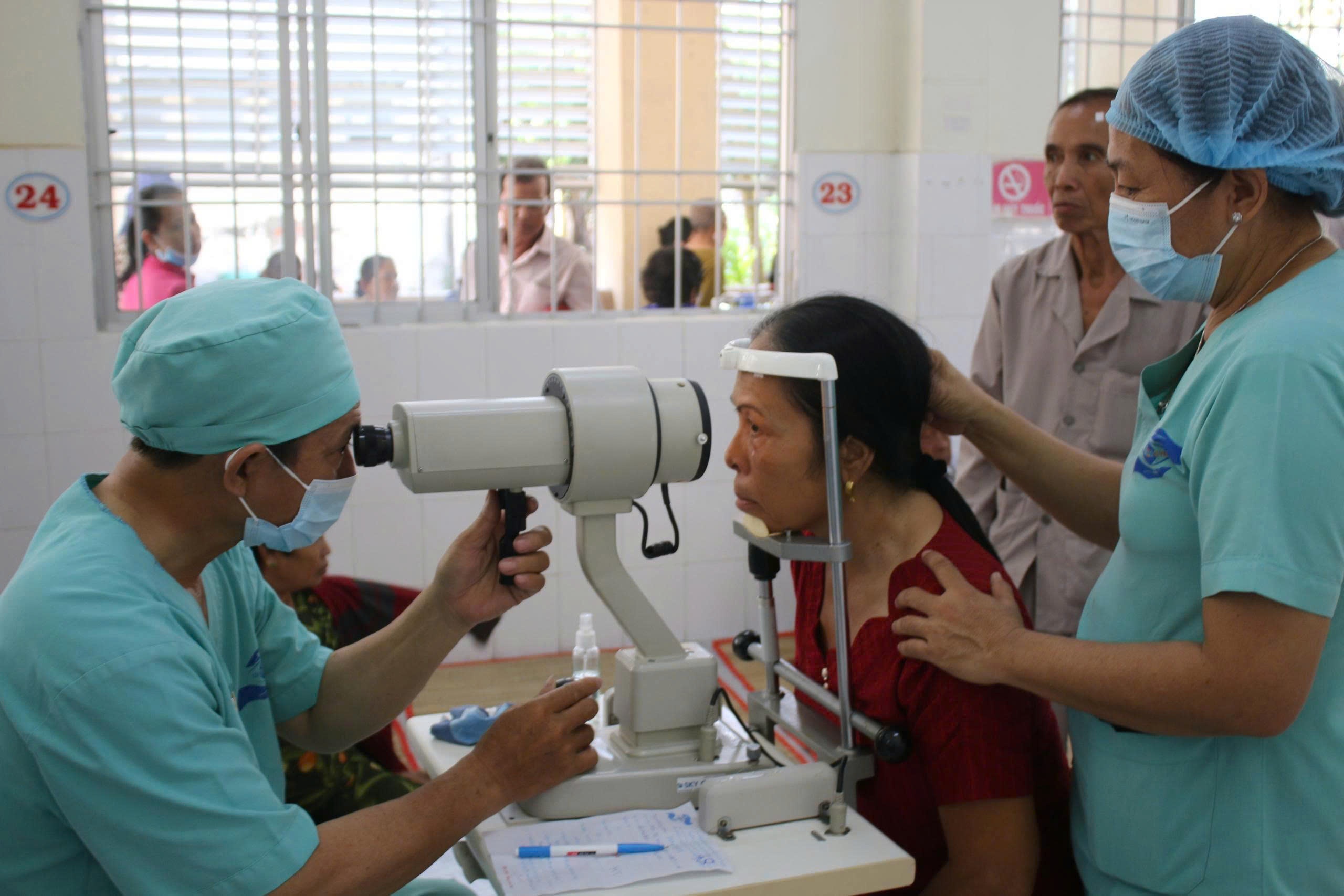 Các bệnh nhân được thăm khám trước khi thực hiện phẫu thuật.