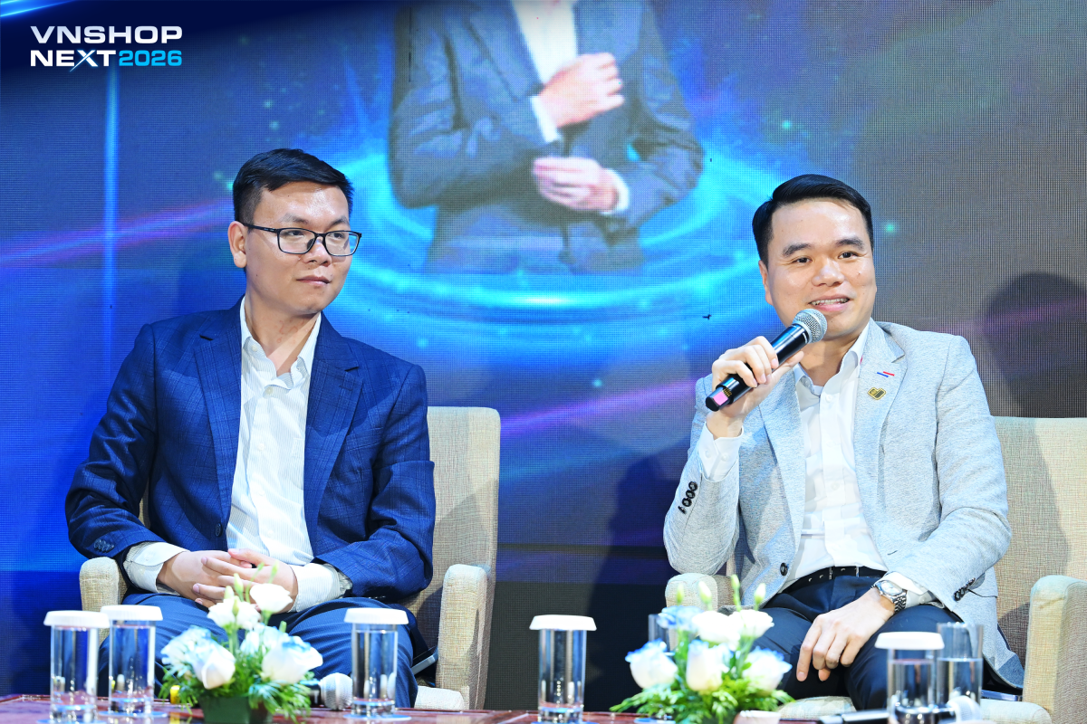 Ông Cao Thế Anh - Chủ tịch VnShop (bên phải) chia sẻ tại Hội thảo An tâm tăng trưởng bền vững diễn ra ngày 15/04 Ông Cao Thế Anh - Chủ tịch VnShop (bên phải) chia sẻ tại Hội thảo An tâm tăng trưởng bền vững diễn ra ngày 15/04
