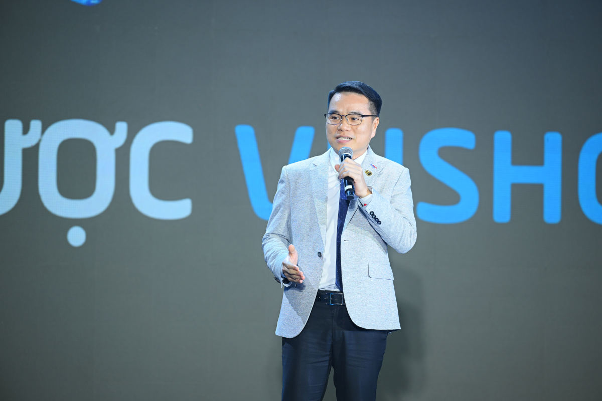 Ông Cao Thế Anh - Chủ tịch VnShop chia sẻ tại Hội thảo An tâm tăng trưởng bền vững diễn ra 15/04 Ông Cao Thế Anh - Chủ tịch VnShop chia sẻ tại Hội thảo An tâm tăng trưởng bền vững diễn ra 15/04