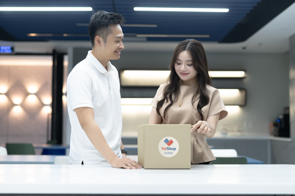 Người dùng trải nghiệm đặt hàng qua tính năng VnShop trên ứng dụng ngân hàng Người dùng trải nghiệm đặt hàng qua tính năng VnShop trên ứng dụng ngân hàng