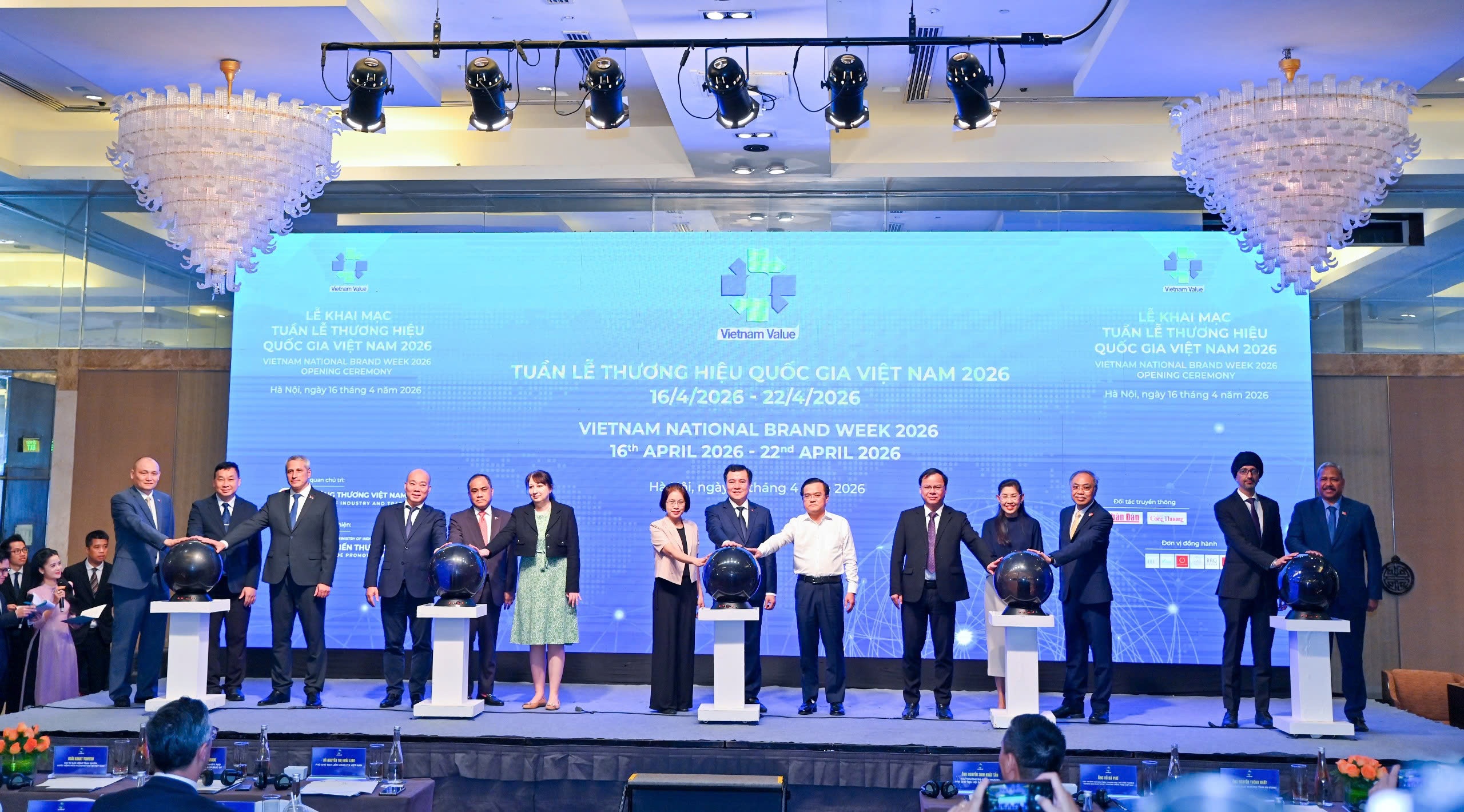 Các đại biểu thực hiện nghi thức khai mạc Tuần lễ Thương hiệu Quốc gia Việt Nam năm 202