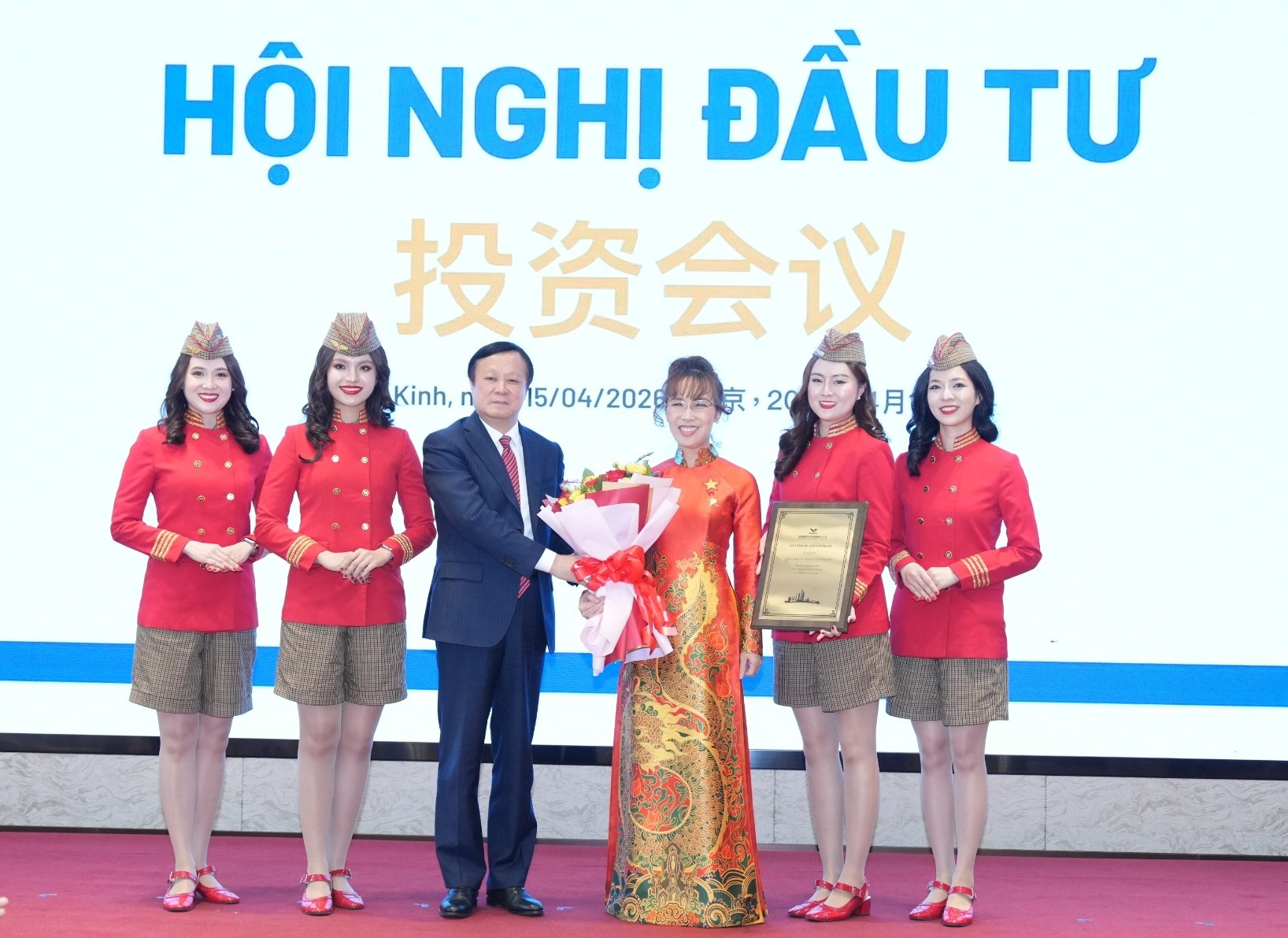Ông Hà Đông Phong, Phó Chủ tịch, Tổng Giám đốc COMAC trao bằng Giáo sư xuất sắc cho Tiến sĩ Nguyễn Thị Phương Thảo, Chủ tịch Vietjet Ông Hà Đông Phong, Phó Chủ tịch, Tổng Giám đốc COMAC trao bằng Giáo sư xuất sắc cho Tiến sĩ Nguyễn Thị Phương Thảo, Chủ tịch Vietjet