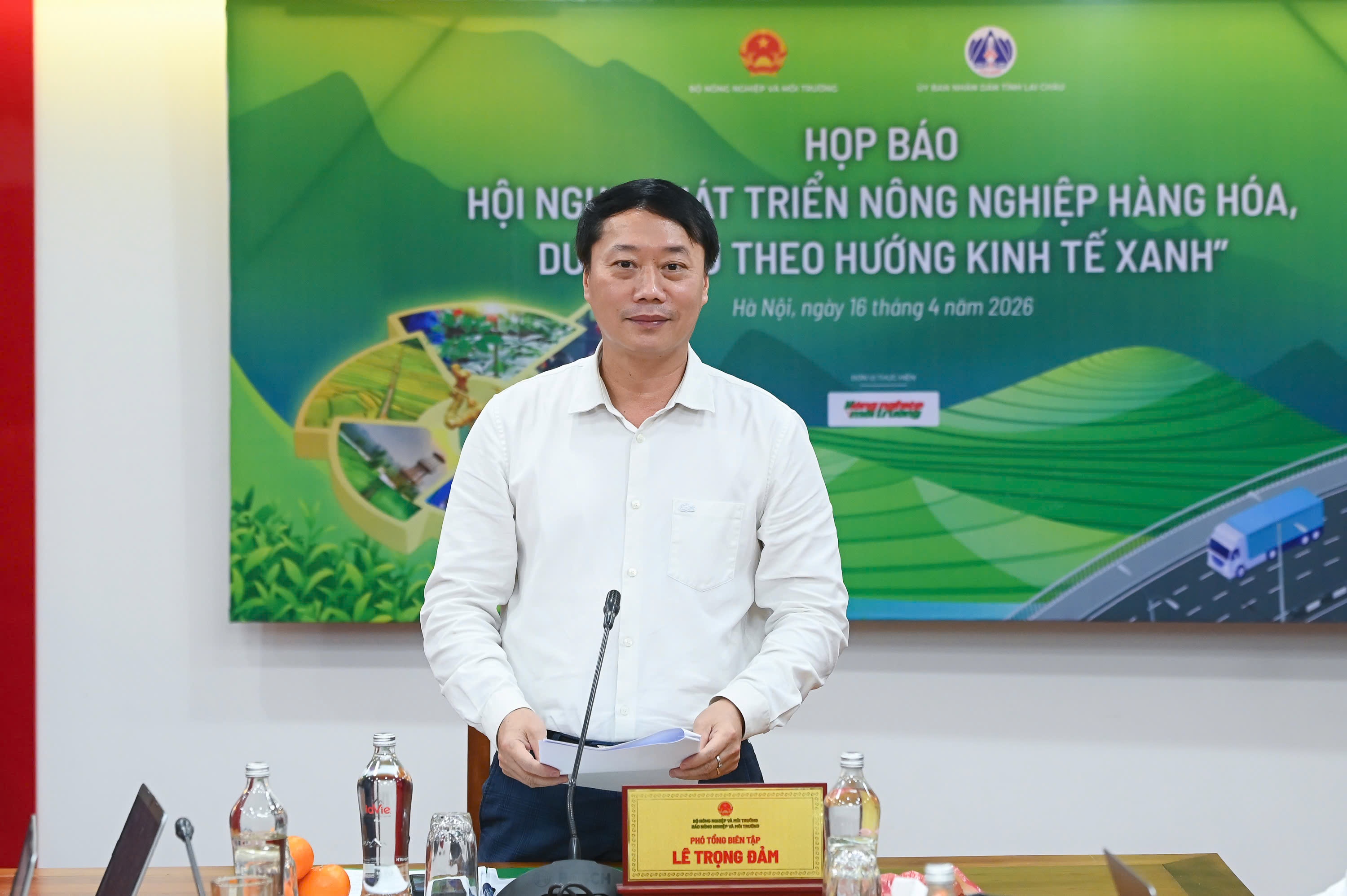 Ông Lê Trọng Đảm, Phó Tổng Biên tập Báo Nông nghiệp và Môi trường phát biểu tại họp báo Ông Lê Trọng Đảm, Phó Tổng Biên tập Báo Nông nghiệp và Môi trường phát biểu tại họp báo