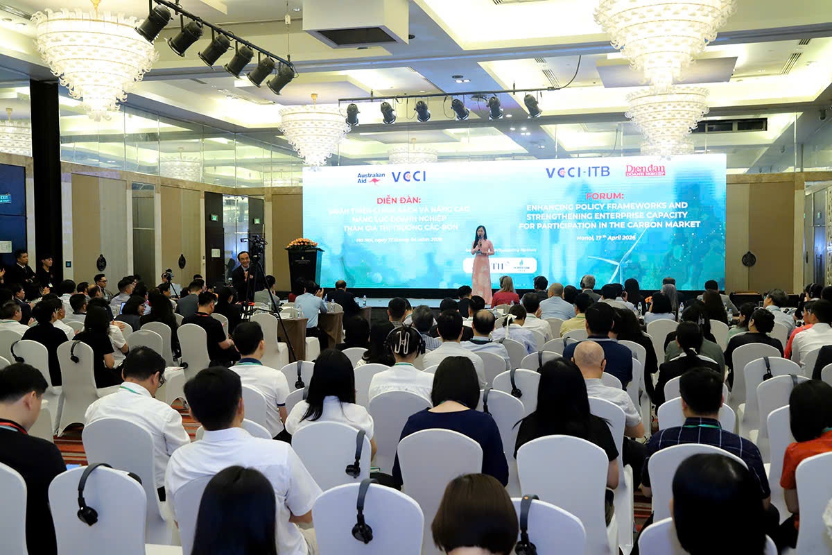 Toàn cảnh diễn đàn Toàn cảnh diễn đàn