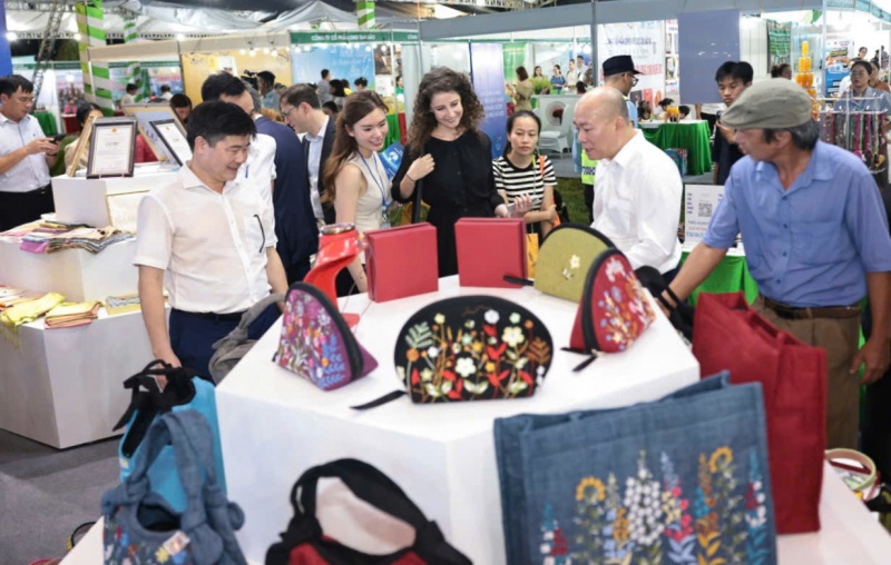 Từ thực tiễn, doanh nghiệp xác định ba trụ cột xây dựng thương hiệu: Chất lượng sản phẩm, đổi mới sáng tạo và trách nhiệm cộng đồng. Từ thực tiễn, doanh nghiệp xác định ba trụ cột xây dựng thương hiệu: Chất lượng sản phẩm, đổi mới sáng tạo và trách nhiệm cộng đồng.