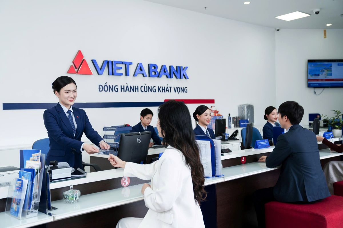 Khách hàng giao dịch tại VietABank