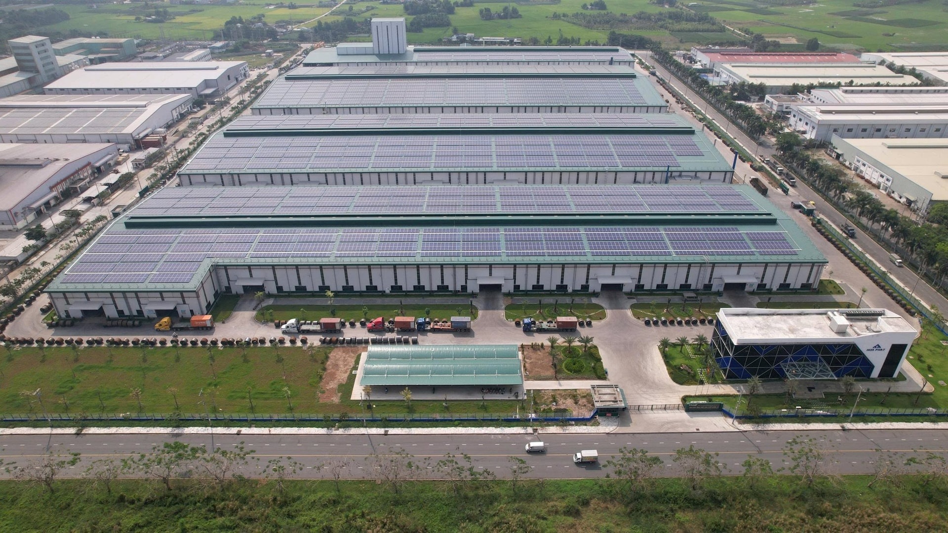 Nhà máy sản xuất các dòng sản phẩm chủ lực như ống thép đen, ống thép mạ kẽm, tôn mạ kẽm và thép cuộn tại KCN Đồng Tâm (Thuận Đạo mở rộng), phục vụ nhu cầu xây dựng và công nghiệp Nhà máy sản xuất các dòng sản phẩm chủ lực như ống thép đen, ống thép mạ kẽm, tôn mạ kẽm và thép cuộn tại KCN Đồng Tâm (Thuận Đạo mở rộng), phục vụ nhu cầu xây dựng và công nghiệp