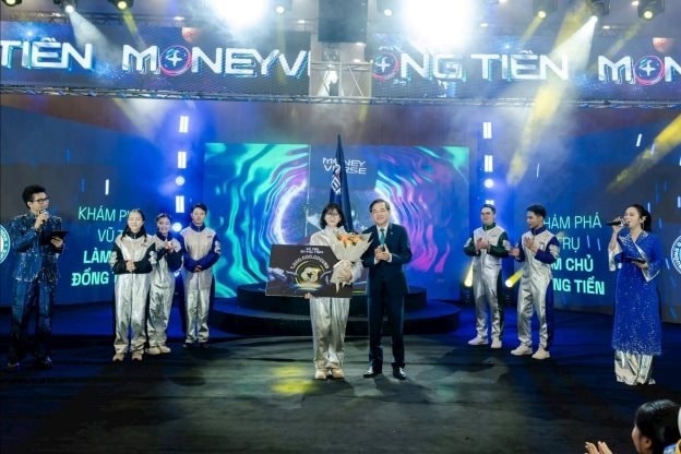 Ông Đặng Văn Tuyên - Ủy viên HĐQT BIDV trao tặng Giải thưởng 1 tỷ đồng cho Quán quân The Moneyverse mùa 2 Ông Đặng Văn Tuyên - Ủy viên HĐQT BIDV trao tặng Giải thưởng 1 tỷ đồng cho Quán quân The Moneyverse mùa 2