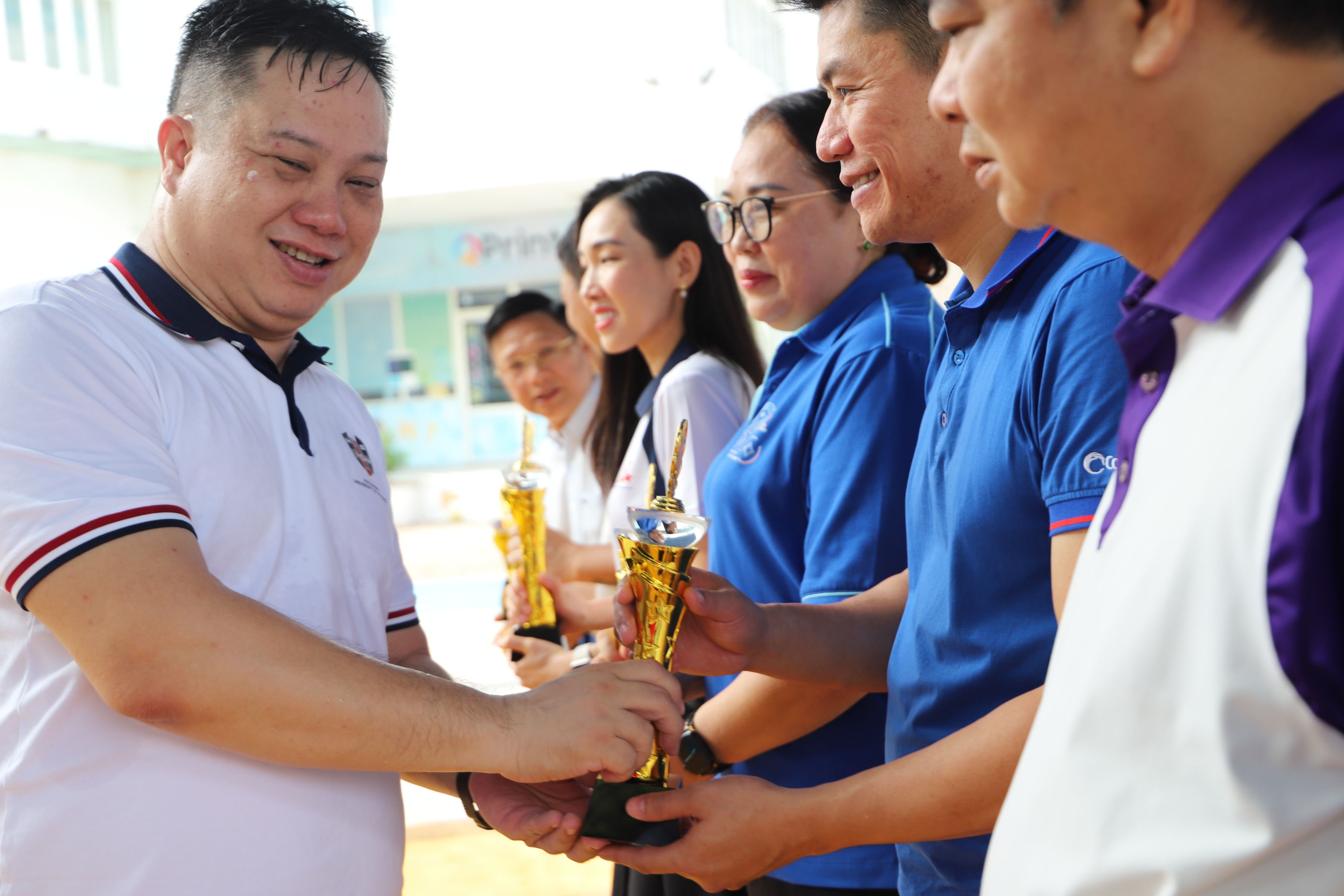 GS.TS. Nguyễn Đức Trung, Hiệu trưởng Trường Đại học Ngân hàng TP. Hồ Chí Minh trao cúp lưu niệm cho các đội tham gia giải đấu