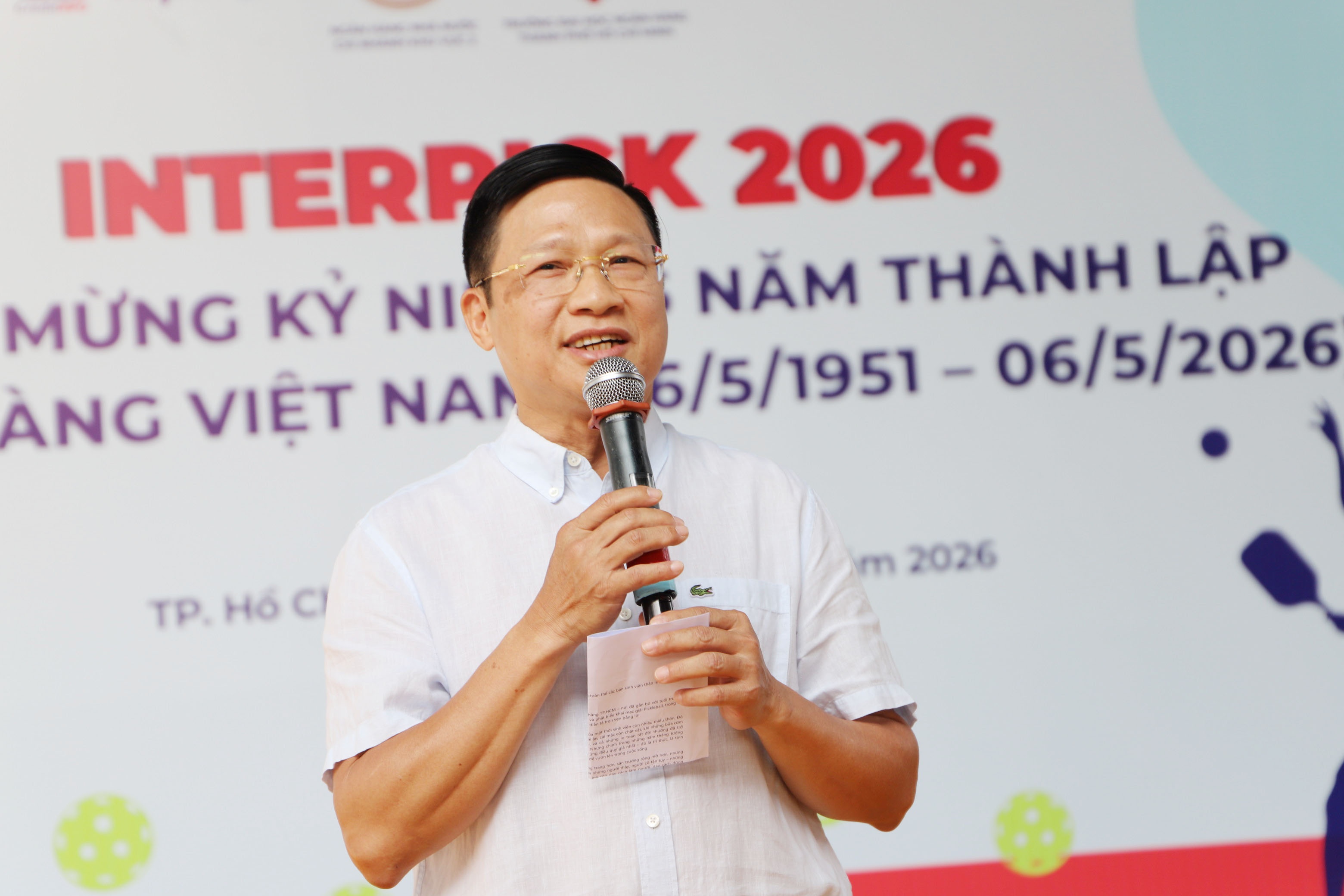 Ông Võ Minh Tuấn hoạt động giao lưu thể thao nhằm tăng cường tinh thần đoàn kết để hoàn thành nhiệm vụ chuyên môn