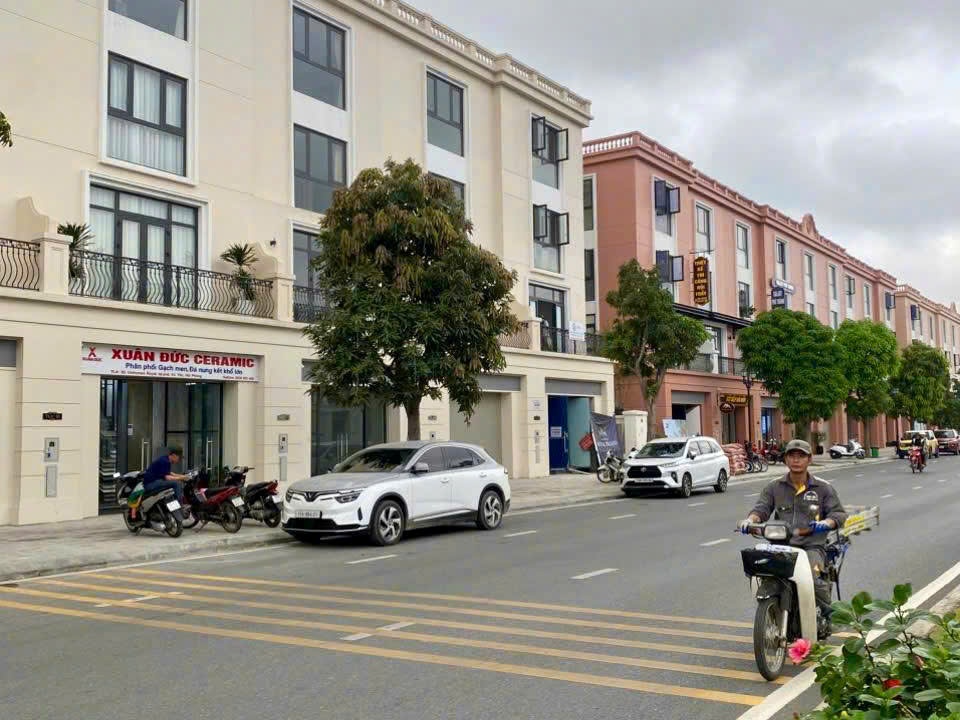 Showroom của anh Phạm Xuân Hưng nằm trên trục đại lộ Tương Lai - Hạnh Phúc rộng 24 - 42m Showroom của anh Phạm Xuân Hưng nằm trên trục đại lộ Tương Lai - Hạnh Phúc rộng 24 - 42m