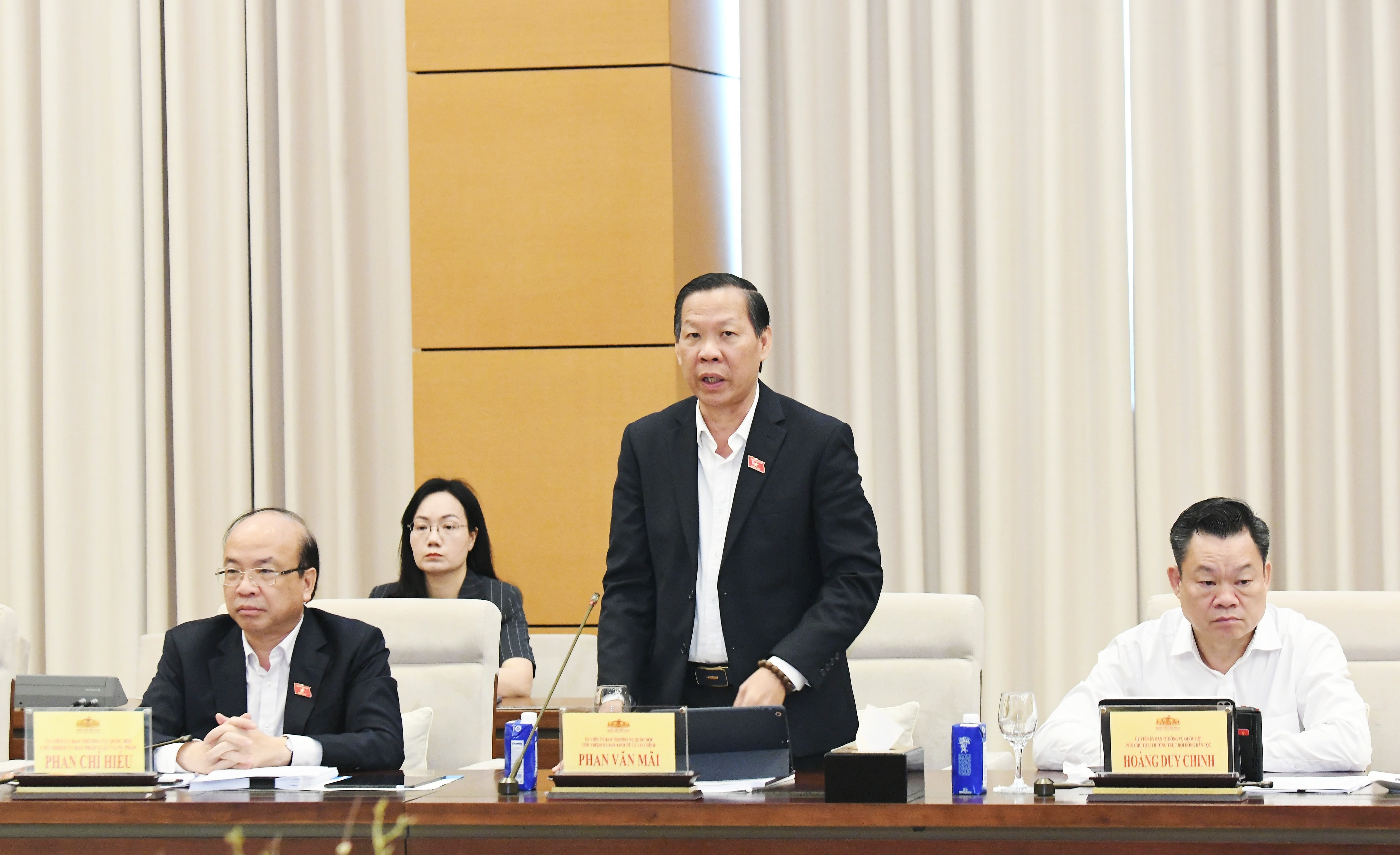 Chủ nhiệm Ủy ban Kinh tế và Tài chính Phan Văn Mãi trình bày tóm tắt Báo cáo thẩm tra về dự án Luật sửa đổi, bổ sung một số điều của 4 Luật về thuế. Chủ nhiệm Ủy ban Kinh tế và Tài chính Phan Văn Mãi trình bày tóm tắt Báo cáo thẩm tra về dự án Luật sửa đổi, bổ sung một số điều của 4 Luật về thuế.