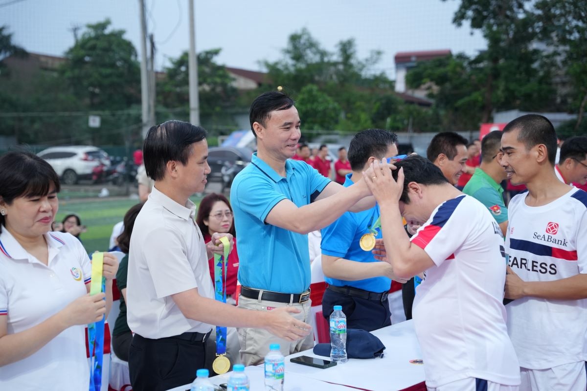 Trao huy chương cho các đội đạt giải