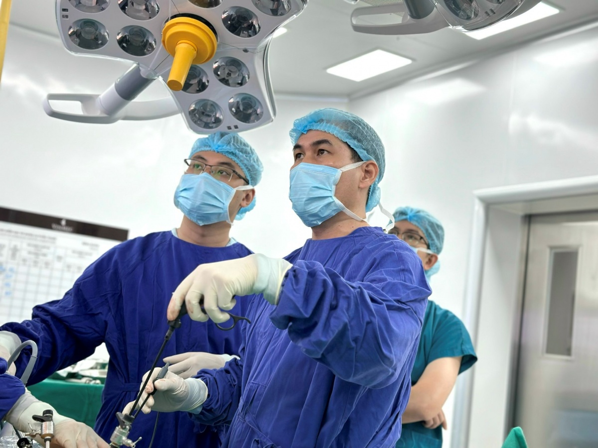 Bác sĩ Hùng cùng ê-kíp thực hiện ca phẫu thuật cắt dạ dày.