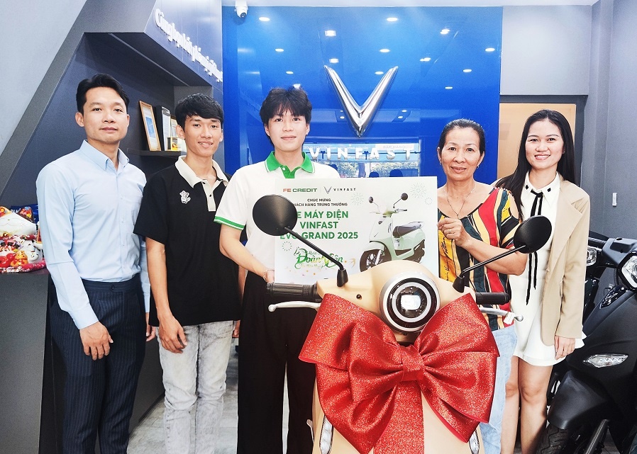 Khách hàng mua trả góp xe máy điện VinFast với FE CREDIT và đón nhận niềm vui bất ngờ