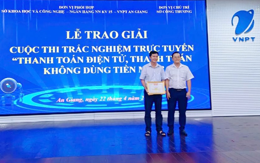Lãnh đạo Sở Công thương tỉnh An Giang (bên phải) trao giải thưởng cho thí sinh đoạt giải Nhất Lãnh đạo Sở Công thương tỉnh An Giang (bên phải) trao giải thưởng cho thí sinh đoạt giải Nhất
