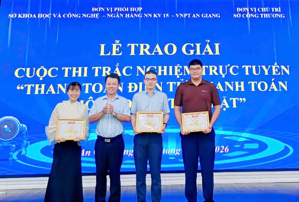 Lãnh đạo VNPT An Giang trao giải thưởng cho thí sinh đoạt giải Ba Lãnh đạo VNPT An Giang trao giải thưởng cho thí sinh đoạt giải Ba