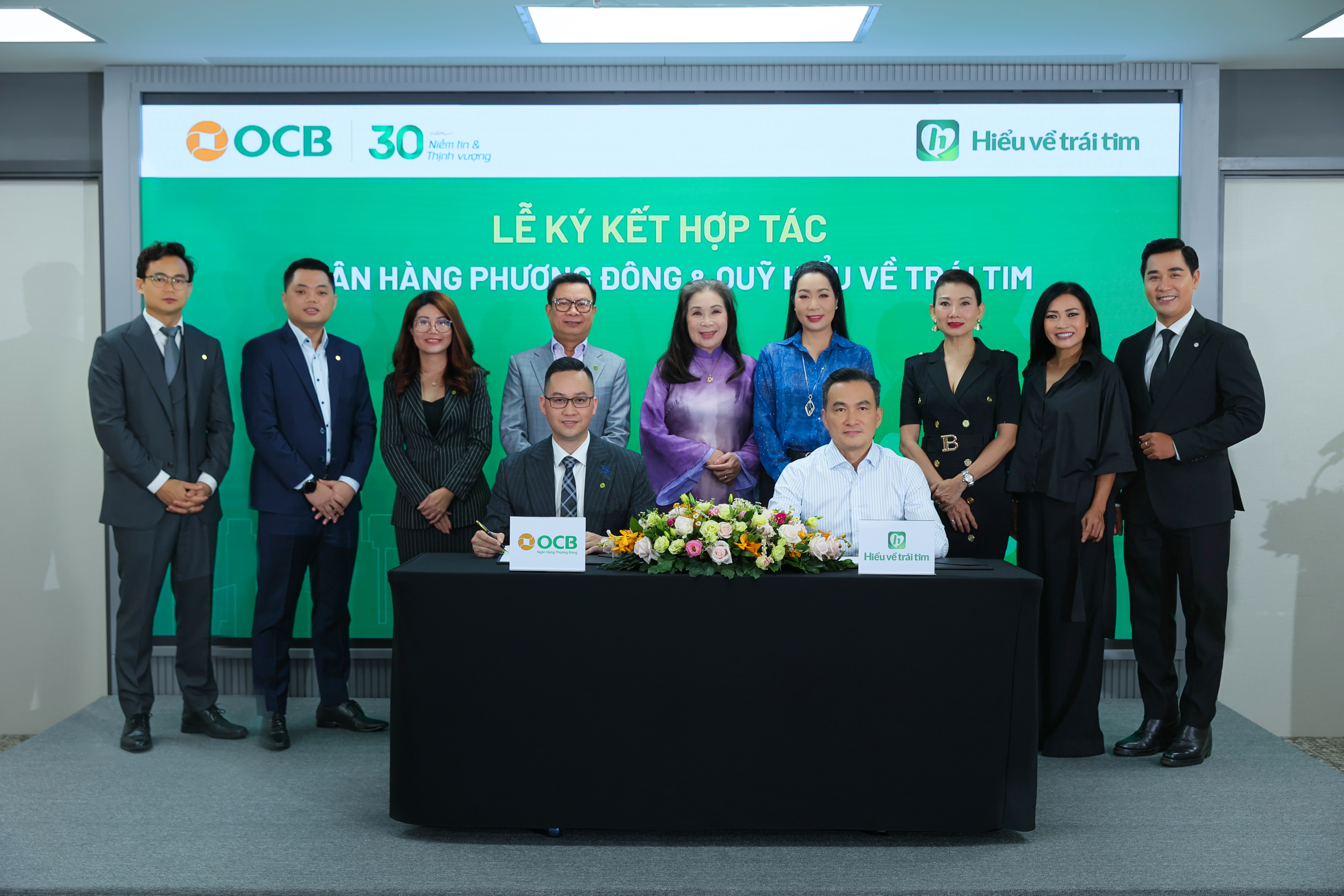 Đại diện lãnh đạo OCB và Quỹ Hiểu về trái tim thực hiện ký kết