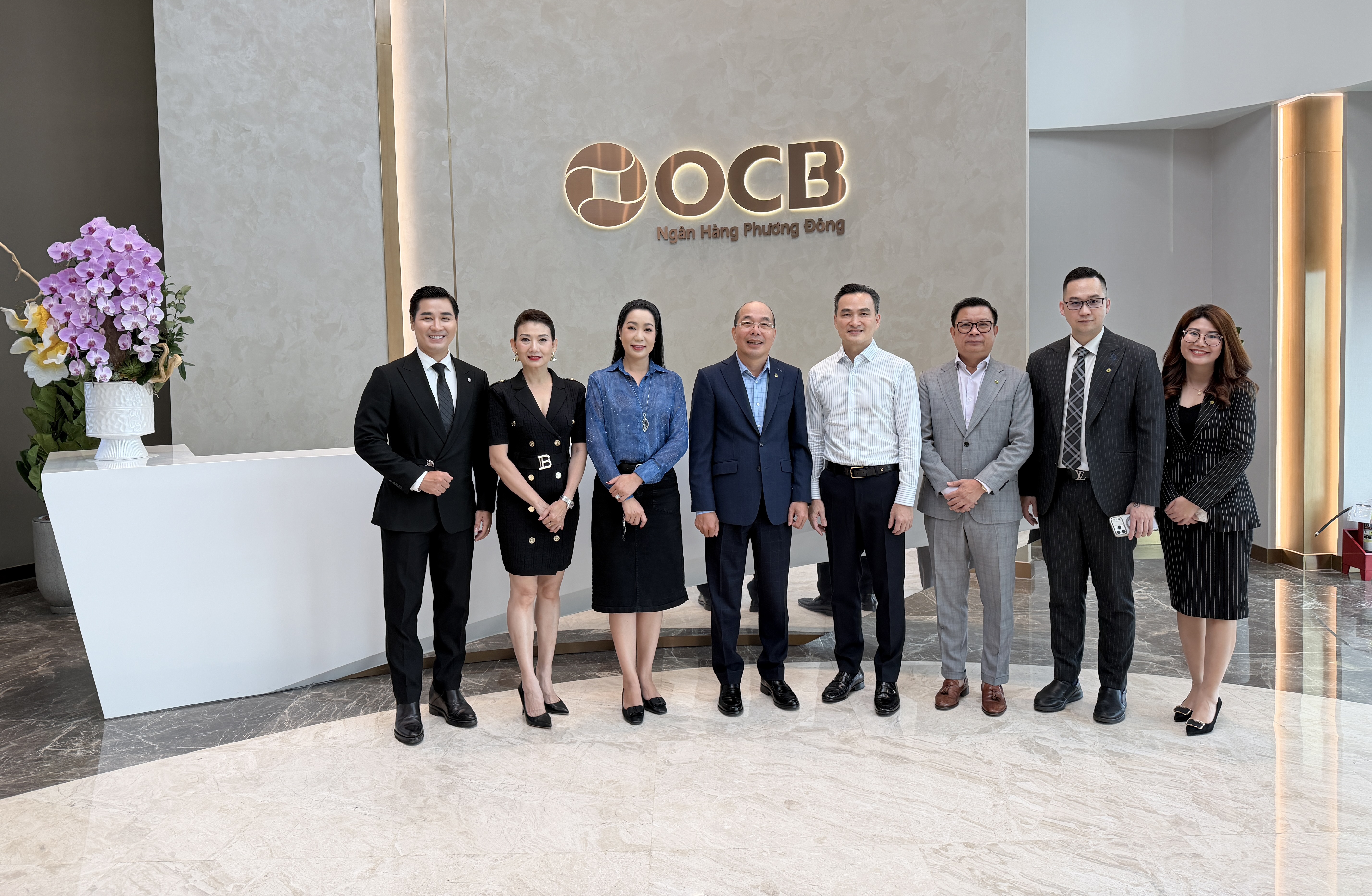 Ông Trịnh Văn Tuấn - Chủ tịch HĐQT OCB chụp hình lưu niệm cùng các đại sứ Quỹ Hiểu về trái tim