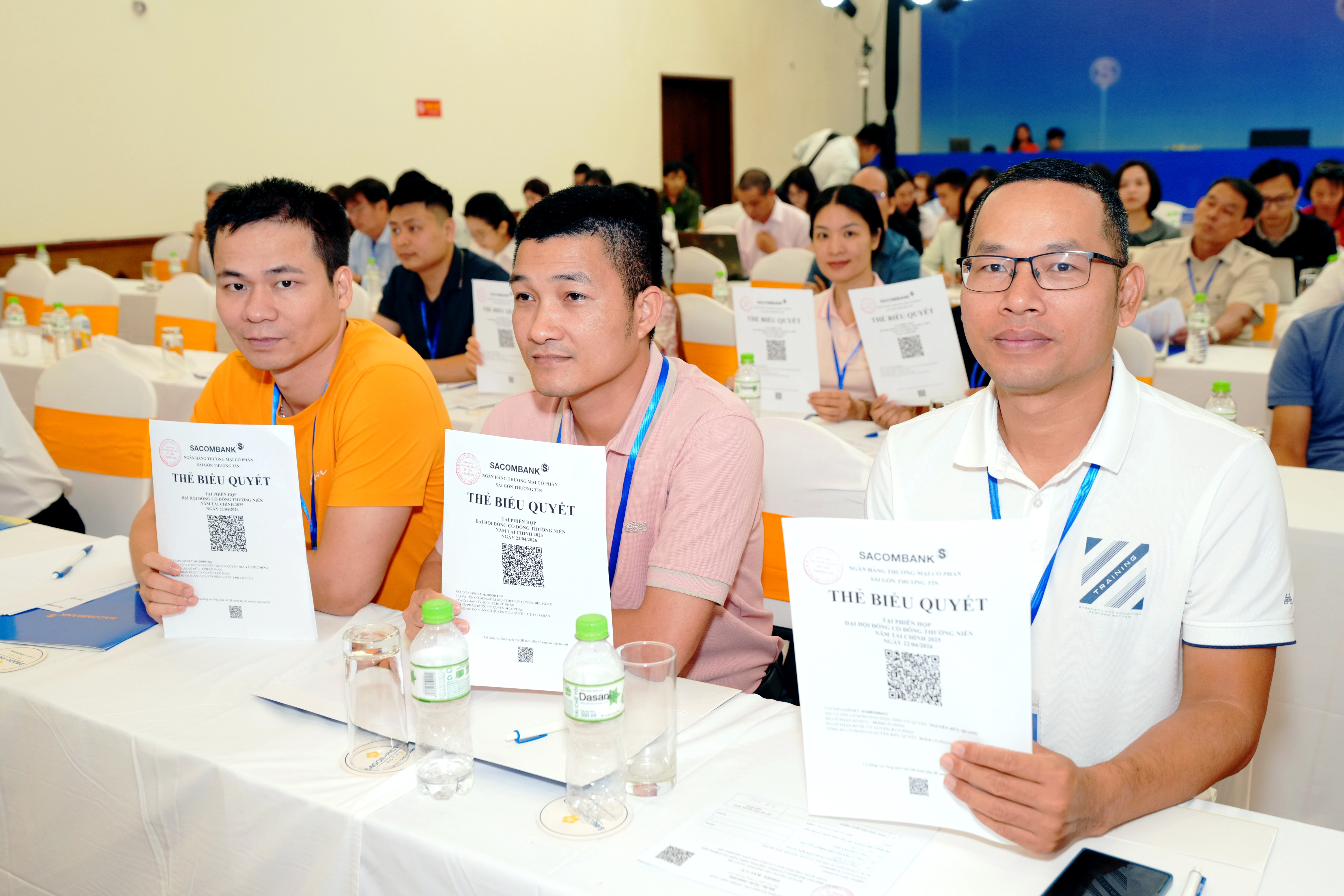 Cổ đông SACOMBANK tham gia biểu quyết tại Đại hội Cổ đông SACOMBANK tham gia biểu quyết tại Đại hội