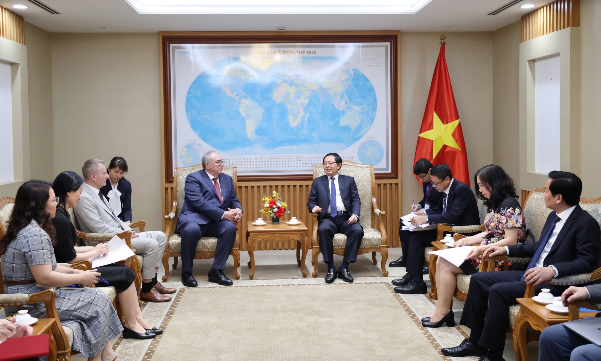 Phó Thủ tướng bày tỏ cảm ơn IAEA đã cử lãnh đạo cấp cao sang làm việc và trực tiếp trao Báo cáo Đánh giá hạ tầng hạt nhân tích hợp (INIR) cho Việt Nam - Ảnh: VGP/Gia Huy Phó Thủ tướng bày tỏ cảm ơn IAEA đã cử lãnh đạo cấp cao sang làm việc và trực tiếp trao Báo cáo Đánh giá hạ tầng hạt nhân tích hợp (INIR) cho Việt Nam - Ảnh: VGP/Gia Huy