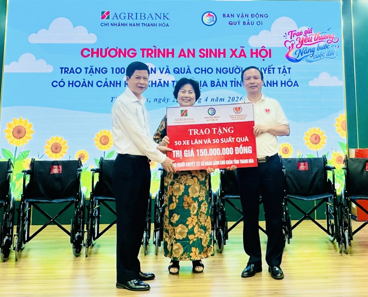 Lãnh đạo Agribank Nam Thanh Hóa và bà Bà Trương Tuyết Nhung - Trưởng Ban vận động Quỹ Bầu ơi trao biểu trưng tặng xe lăn và quà cho Hội bảo trợ người khuyết tật, trẻ mồ côi và bảo vệ trẻ em tỉnh