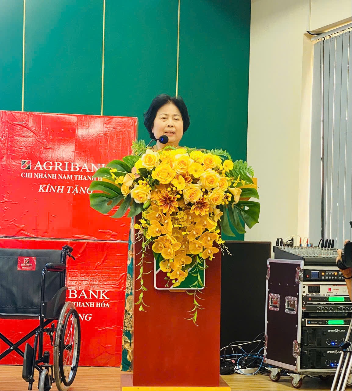Bà Trương Tuyết Nhung - Trưởng Ban vận động Quỹ Bầu ơi phát biểu tại buổi lễ