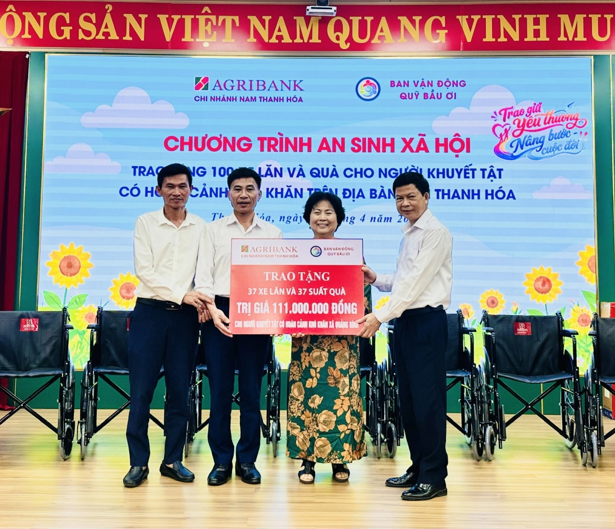 Trao 37 xe lăn và quà tặng cho người khuyết tật xã Quảng Bình