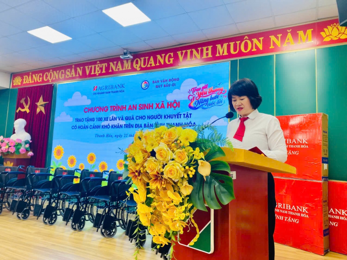 Bà Trịnh Thị Kim Liên, Phó Giám đốc, Chủ tịch Công đoàn Agribank Nam Thanh Hóa phát biểu tại buổi lễ