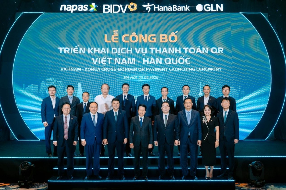 Đại diện Lãnh đạo NHNN và các đơn vị chụp ảnh lưu niệm Đại diện Lãnh đạo NHNN và các đơn vị chụp ảnh lưu niệm