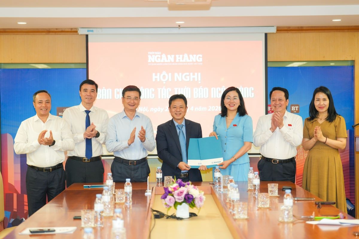 Bàn giao lãnh đạo giữa đồng chí Lê Thị Thúy Sen - nguyên Tổng biên tập Thời báo Ngân hàng và đồng chí Nguyễn Xuân Hải - Quyền Tổng biên tập Thời báo Ngân hàng
