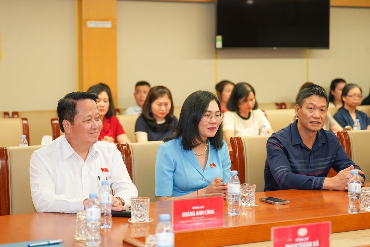 Đồng chí Hoàng Anh Công (áo trắng), Phó Chủ nhiệm Ủy ban Dân nguyện và giám sát của Quốc hội