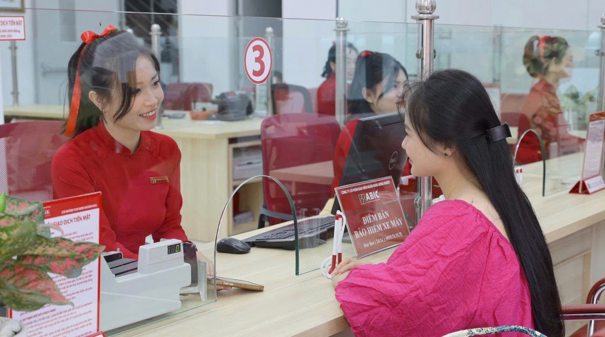 Không dừng ở việc cho vay, Agribank Chi nhánh Khánh Hòa còn nỗ lực đưa các dịch vụ ngân hàng hiện đại về nông thôn .