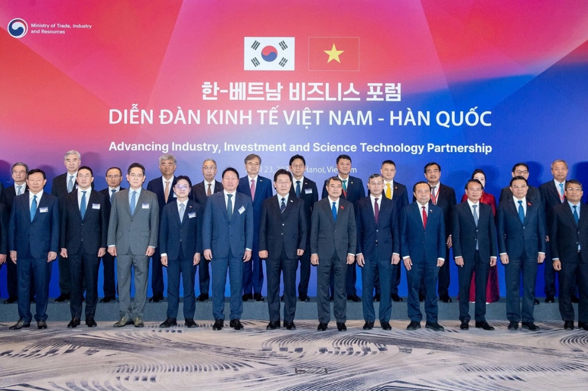 Thủ tướng Chính phủ Việt Nam Lê Minh Hưng và Tổng thống Hàn Quốc Lee Jae Myung chụp ảnh lưu niệm cùng đại diện lãnh đạo các tập đoàn, doanh nghiệp hai nước Thủ tướng Chính phủ Việt Nam Lê Minh Hưng và Tổng thống Hàn Quốc Lee Jae Myung chụp ảnh lưu niệm cùng đại diện lãnh đạo các tập đoàn, doanh nghiệp hai nước