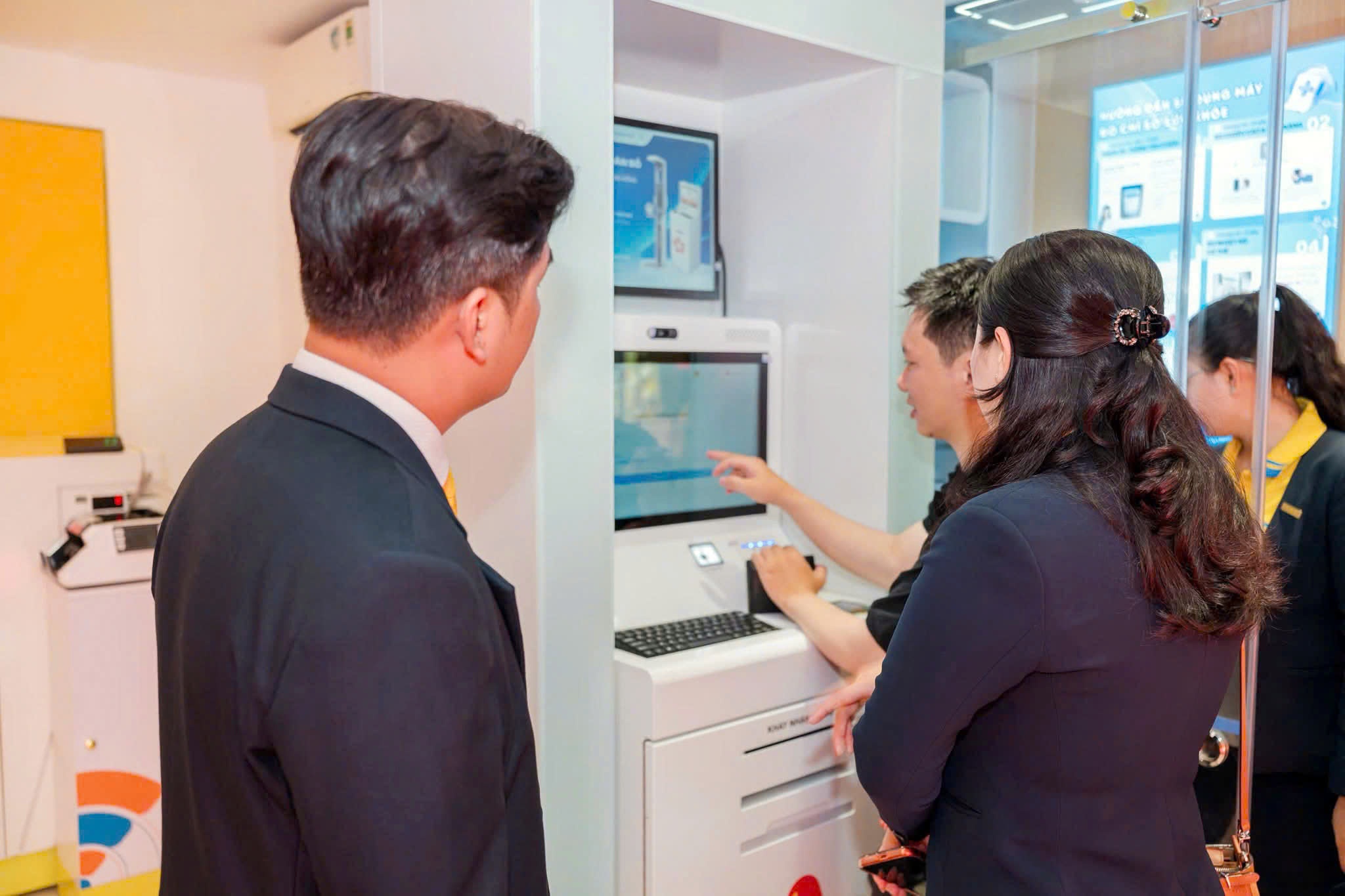 Khách hàng trải nghiệm các dịch vụ Trạm Công dân số