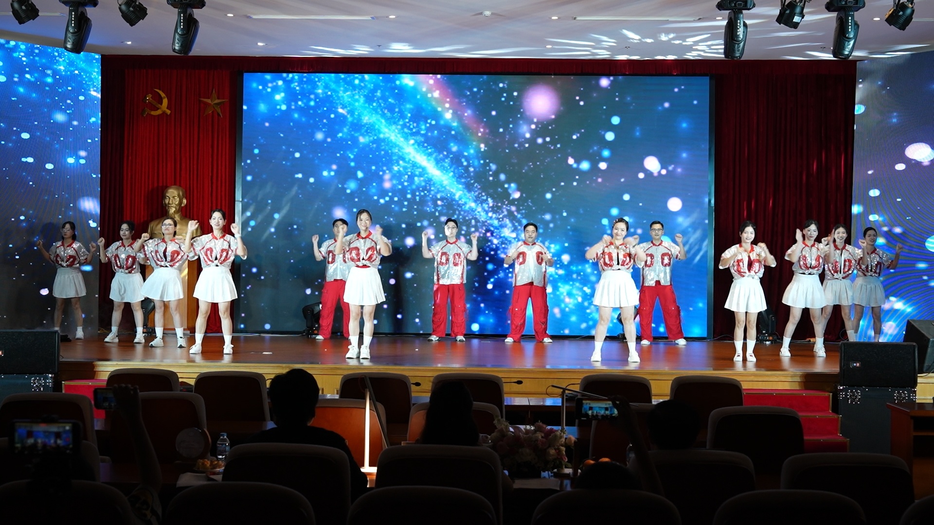 Tiết mục nhảy tập thể mang đến không khí sôi động trong đêm thi văn nghệ NHNN Khu vực 1 Tiết mục nhảy tập thể mang đến không khí sôi động trong đêm thi văn nghệ NHNN Khu vực 1