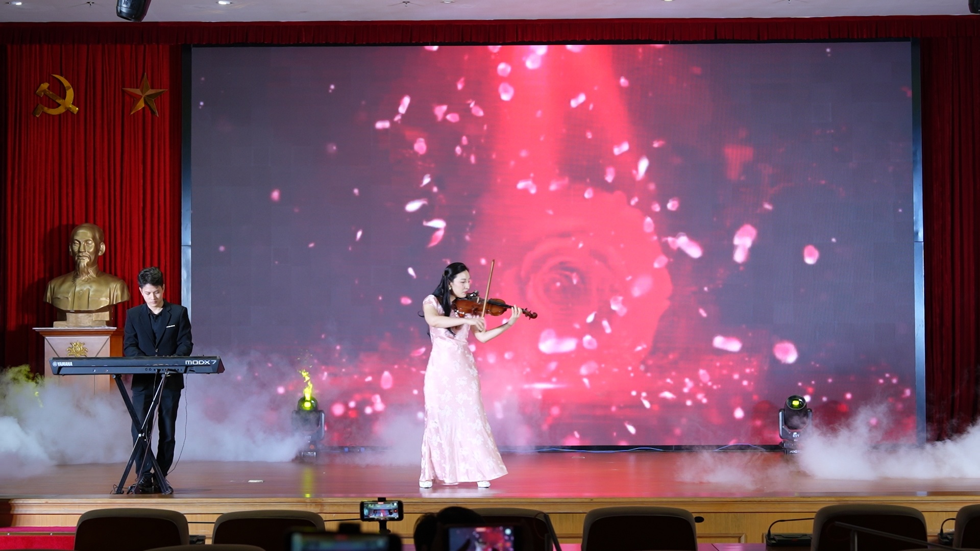 Tiết mục độc tấu violin mang đến màu sắc nhẹ nhàng, sâu lắng trong đêm thi. Tiết mục độc tấu violin mang đến màu sắc nhẹ nhàng, sâu lắng trong đêm thi.