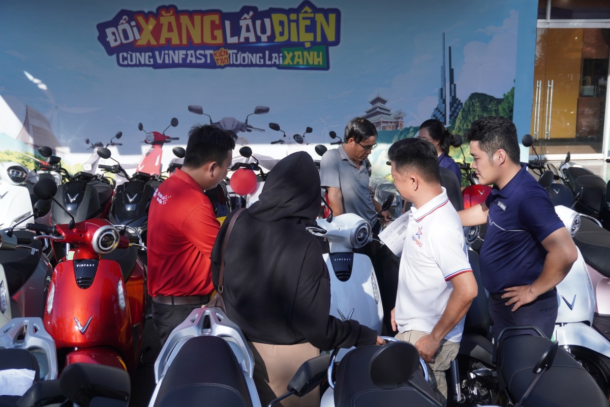 Sự kiện “Đổi xăng lấy điện - Cùng VinFast kiến tạo tương lai xanh” thu hút người dân ngay ngày đầu tiên. Sự kiện “Đổi xăng lấy điện - Cùng VinFast kiến tạo tương lai xanh” thu hút người dân ngay ngày đầu tiên.