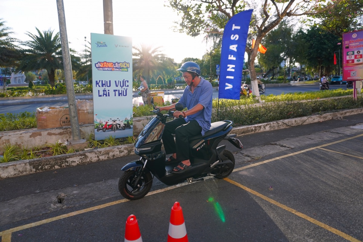 Anh Phi trải nghiệm mẫu xe Flazz tại sự kiện Anh Phi trải nghiệm mẫu xe Flazz tại sự kiện