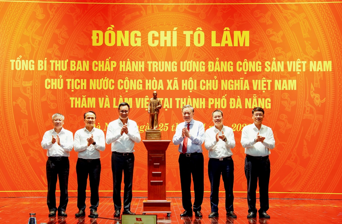 undefined Tổng Bí thư Tô Lâm chỉ đạo Đà Nẵng định vị lại mô hình phát triển, hướng tới tăng trưởng bền vững